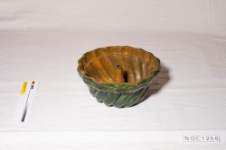 Guglhupfform aus Keramik grün glasiert